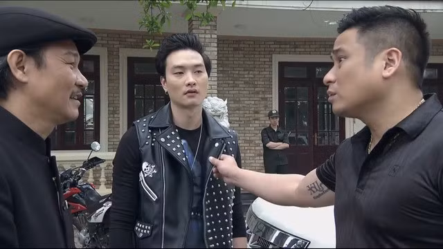 Song song với độ hot của bộ phim "Quỳnh búp bê" vừa bị tạm dừng sau 6 tập phát sóng trên khung giờ vàng của VTV, diễn viên Minh Tiệp cũng thu hút nhiều sự chú ý khi được mệnh danh là "người đàn ông quyền lực nhất" trong phim với vai ông trùm xã hội đen Vũ "sắt". Ảnh: Facebook nhân vật. Song song với độ hot của bộ phim "Quỳnh búp bê" vừa bị tạm dừng sau 6 tập phát sóng trên khung giờ vàng của VTV, diễn viên Minh Tiệp cũng thu hút nhiều sự chú ý khi được mệnh danh là "người đàn ông quyền lực nhất" trong phim với vai ông trùm xã hội đen Vũ "sắt". Ảnh: Facebook nhân vật.