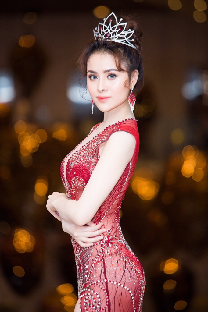 Thư Dung cao 1m70, sở hữu khuôn mặt khả ái và thân hình hoàn hảo với số đo 3 vòng 90 – 60 – 94.