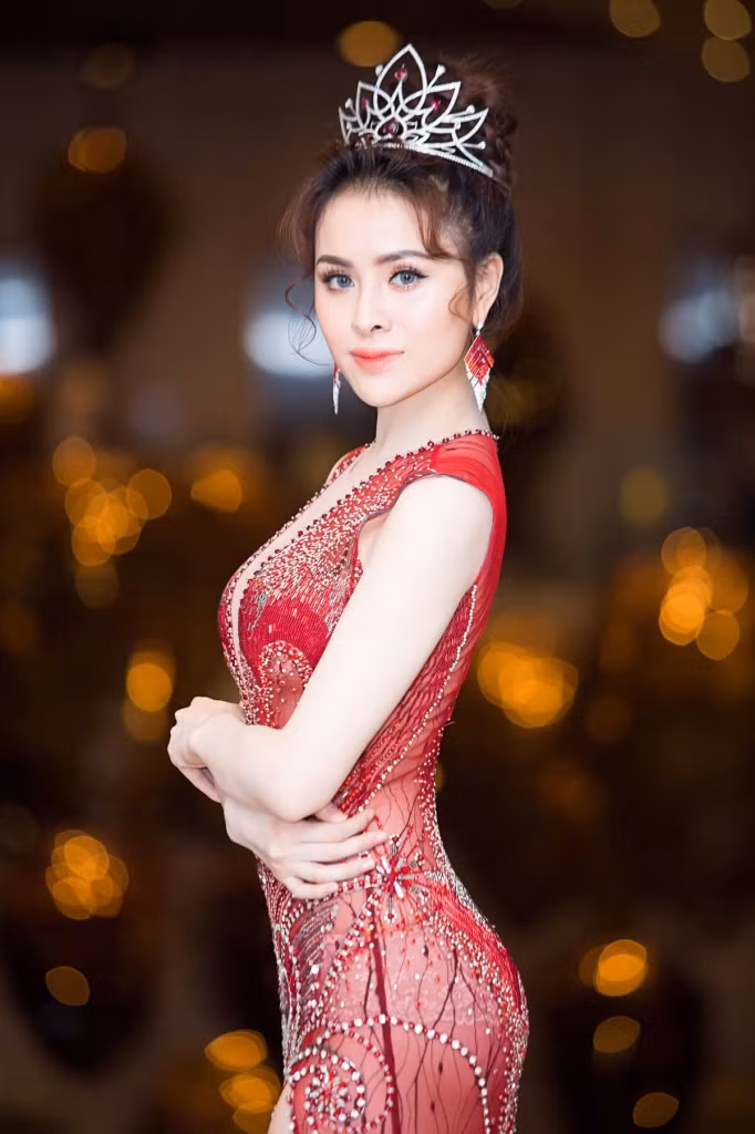 Thư Dung cao 1m70, sở hữu khuôn mặt khả ái và thân hình hoàn hảo với số đo 3 vòng 90 – 60 – 94.