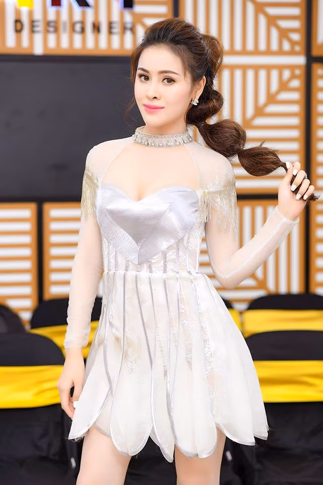 Với thân hình nuột nà, Thư Dung dù xuất hiện trong trang phục nào cũng quyến rũ, thu hút mọi ánh nhìn.