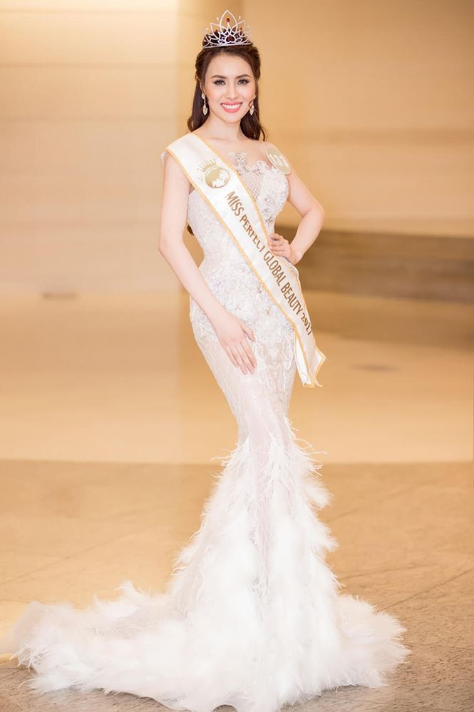 Trước đó, người đẹp từng giành giải phụ Người đẹp ăn ảnh nhất và nhận được cơn mưa lời khen từ Ban giám khảo trong cuộc thi Hoa hậu sắc đẹp Hoàn mỹ toàn cầu 2017 tổ chức tại Seoul, Hàn Quốc.