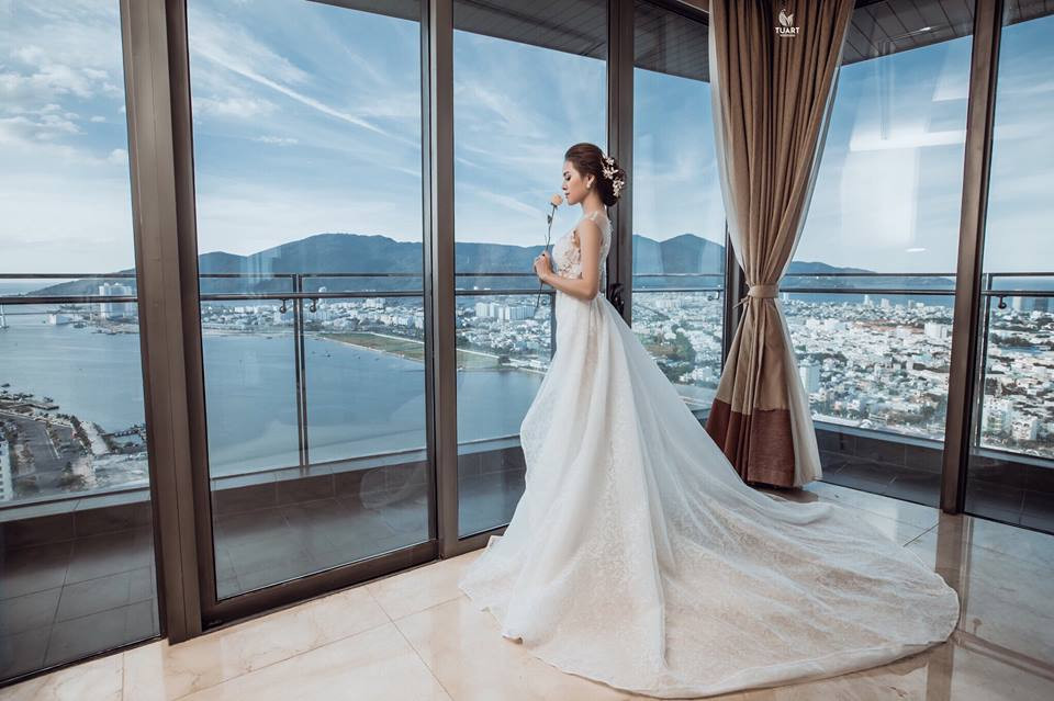 Cô thường xuyên làm người mẫu ảnh cho các thương hiệu áo cưới nổi tiếng trong nước và quốc tế.