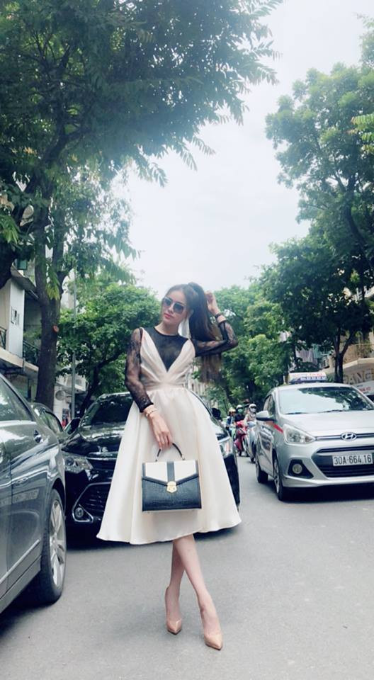 Ngoài đời thường, người đẹp thường xuất hiện cùng trang phục nhã nhặn cùng những món đồ hàng hiệu đắt tiền.