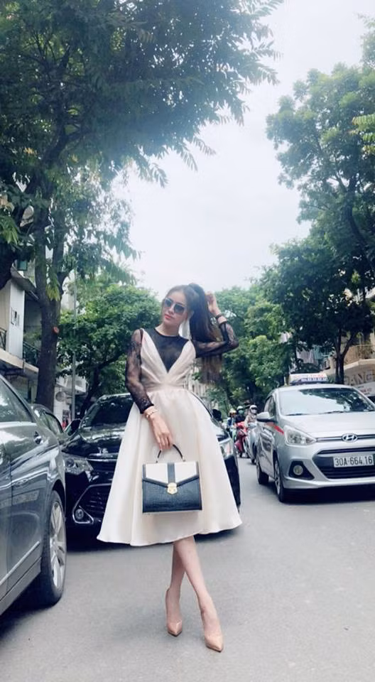 Ngoài đời thường, người đẹp thường xuất hiện cùng trang phục nhã nhặn cùng những món đồ hàng hiệu đắt tiền.