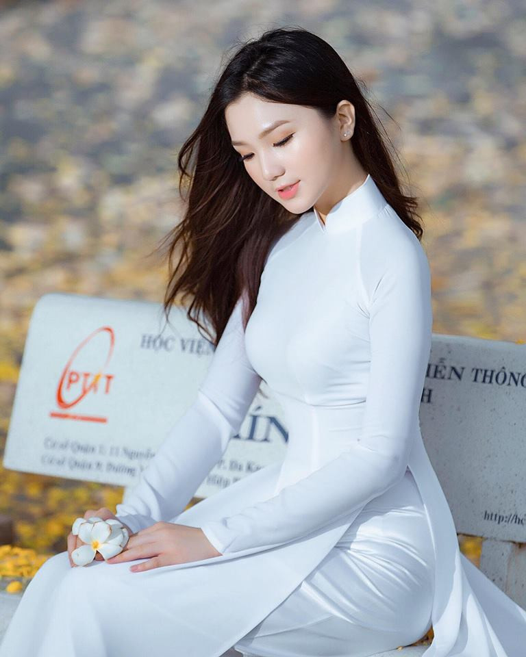 Gương mặt thanh tú cùng chiều cao "khủng" 1m74 của Thu Tâm càng được tôn lên bởi tà áo dài đồng phục, khiến cô bạn sinh năm 2000 này được dân mạng ưu ái đặt cho biệt danh "hot girl áo dài".
