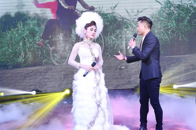 Tuy nhiên, Quý Bình sau đó trả lời trên Phunuonline rằng, anh không phải là tình cũ của Lâm Khánh Chi. Nam diễn viên khẳng định anh quý Lâm Khánh Chi kể từ khi cô chưa chuyển giới, nhưng không hề có tình cảm nam nữ với cô.