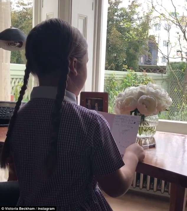 Cũng dành những điều bất ngờ mừng sinh nhật ông bố nổi tiếng, bé Happer đọc những lời chúc sinh nhật dành cho bố. Hình ảnh được Victoria đăng trên Instagram.