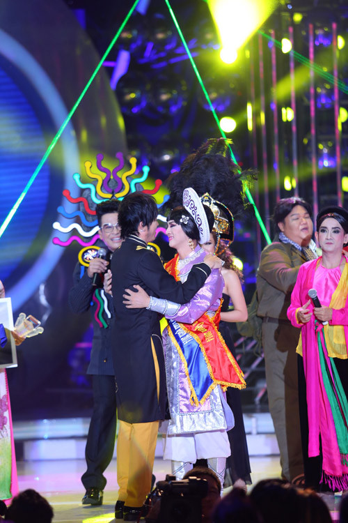 Lần đầu tạo ấn tượng mạnh mẽ trên một sân khấu lớn bằng tài năng thực sự của mình, Hoài Lâm đã giành giải quán quân "Gương mặt thân quen 2014" một cách thuyết phục. Đây được xem như một đòn bẩy để đưa tên tuổi của "con nuôi Hoài Linh" đến xa hơn với công chúng sau khi bước ra từ cuộc thi. Ảnh: Ngoisao.net.