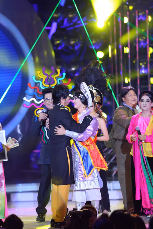 Lần đầu tạo ấn tượng mạnh mẽ trên một sân khấu lớn bằng tài năng thực sự của mình, Hoài Lâm đã giành giải quán quân "Gương mặt thân quen 2014" một cách thuyết phục. Đây được xem như một đòn bẩy để đưa tên tuổi của "con nuôi Hoài Linh" đến xa hơn với công chúng sau khi bước ra từ cuộc thi. Ảnh: Ngoisao.net.