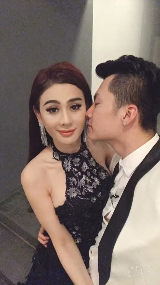 Trong một cuộc phỏng vấn mới đây, nữ ca sĩ chuyển giới bày tỏ rằng, cô cảm thấy rất hài lòng với cuộc sống hiện tại. Càng ngày chồng Lâm Khánh Chi lại càng yêu thương cô nhiều hơn.