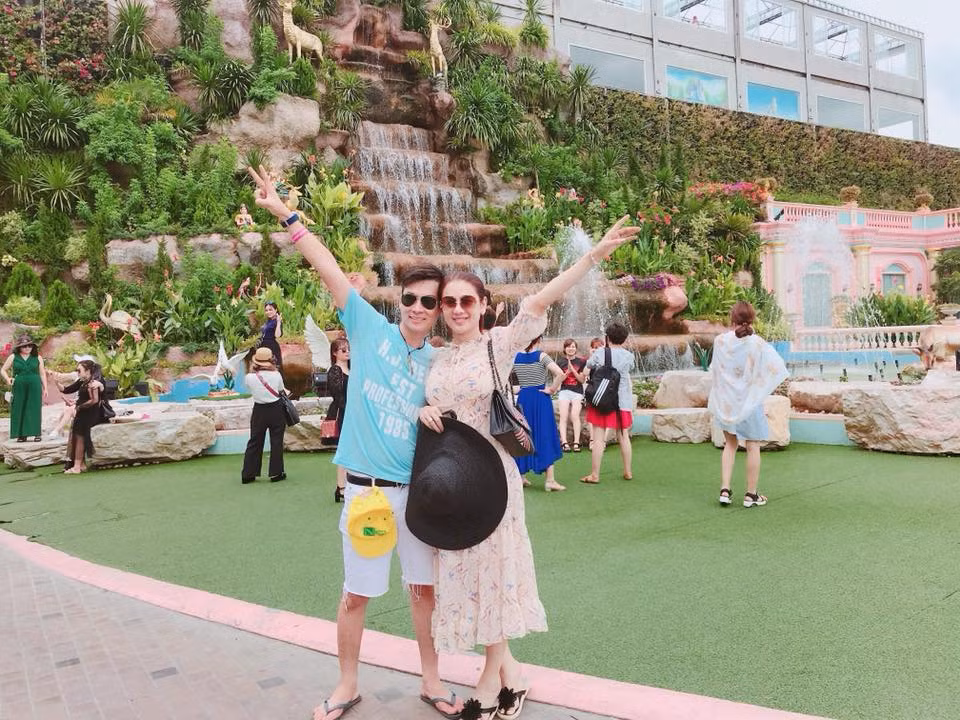 Cả hai quấn quýt không rời trong chuyến du lịch Thái Lan.