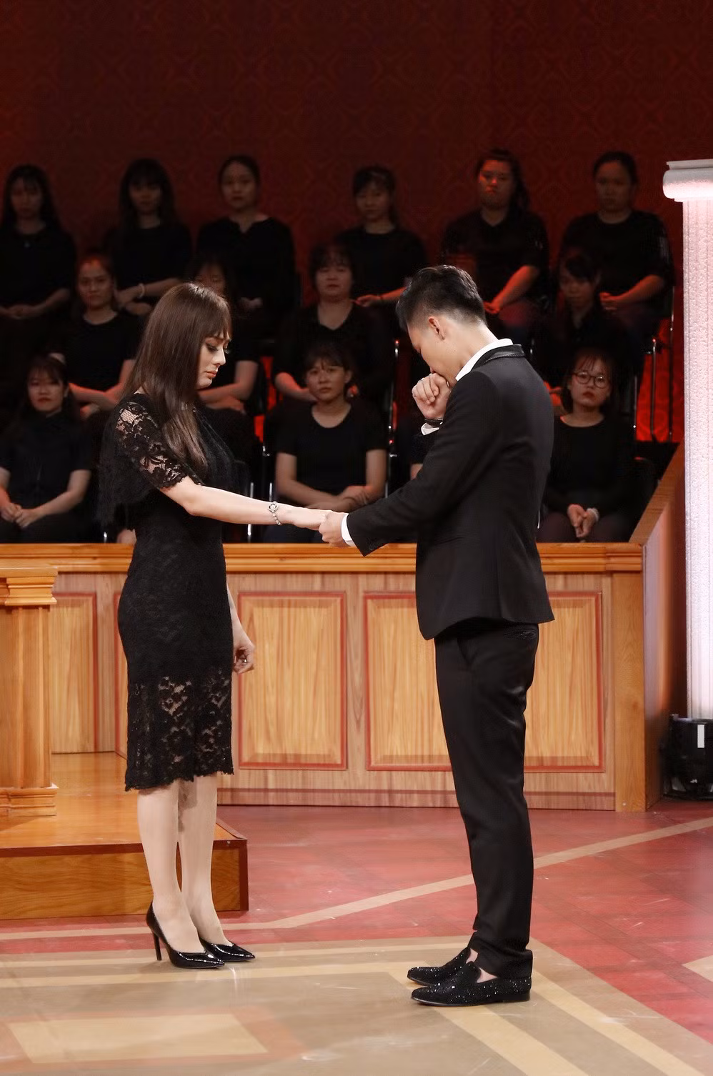 Trong show Phiên tòa tình yêu mới đây, Phi Hùng chia sẻ anh rất lo cho sức khỏe của vợ sau các cuộc phẫu thuật chuyển giới. Do đó, việc anh ép vợ ăn uống không phải để giảm cân mà quan trọng là sức khỏe của cô ấy. Anh cũng không cho vợ đi chơi quá khuya vì mỗi lần đi chơi về cô sẽ bị mất ngủ, mệt mỏi khiến anh đau lòng. Sau kết hôn, Phi Hùng thường xuyên ở nhà và hạn chế giao thiệp với bạn bè.