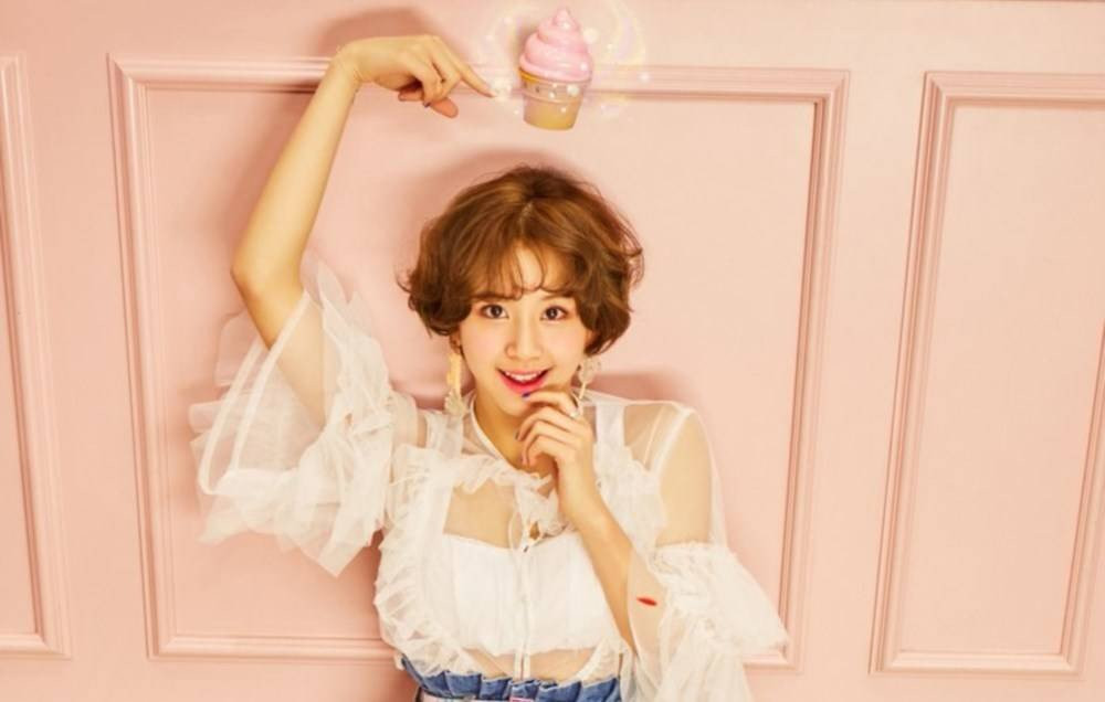 Chaeyoung từng xem một bộ phim có tên Carol nói về tình yêu của hai người phụ nữ. Đồng thời cô cũng khuyến khích người hâm mộ cởi mở hơn với cộng động LGBT.