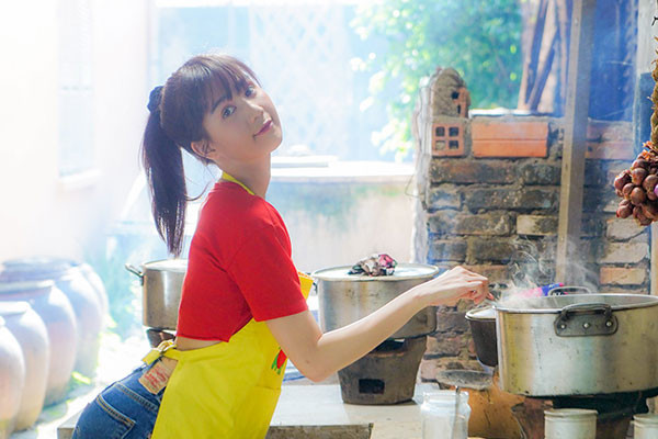 Ngoài Ngọc Trinh, phim hài Tết "Vu quy đại náo" còn có sự tham gia của dàn diễn viên hài được khán giả yêu mến như: Việt Hương, Chí Tài, Huỳnh Lập... và sự góp mặt của rất nhiều khách mời như: Thủy Tiên, Quang Đại, Minh Triệu, Tài Smile...