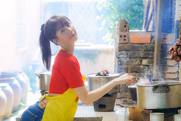 Ngoài Ngọc Trinh, phim hài Tết "Vu quy đại náo" còn có sự tham gia của dàn diễn viên hài được khán giả yêu mến như: Việt Hương, Chí Tài, Huỳnh Lập... và sự góp mặt của rất nhiều khách mời như: Thủy Tiên, Quang Đại, Minh Triệu, Tài Smile...