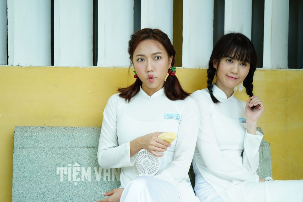 Bộ ba bạn thân Trang (Ngọc Trinh), Hiền (Diệu Nhi) và Hoàng (La Thành) là những người trẻ yêu tự do.