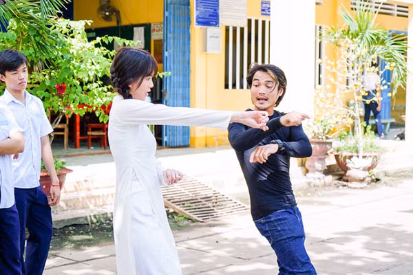 Ngọc Trinh miệt mài học võ ở hậu trường.