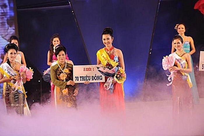 Theo đó, Thúy Ngân là gương mặt quen thuộc trong các cuộc thi sắc đẹp trong và ngoài nước. Cô từng giành ngôi vị Á khôi 1 Nữ hoàng Trang sức Việt Nam 2009 cùng giải phụ “Người đẹp hình thể”.