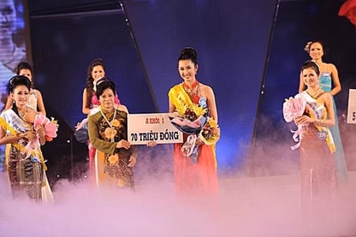 Theo đó, Thúy Ngân là gương mặt quen thuộc trong các cuộc thi sắc đẹp trong và ngoài nước. Cô từng giành ngôi vị Á khôi 1 Nữ hoàng Trang sức Việt Nam 2009 cùng giải phụ “Người đẹp hình thể”.