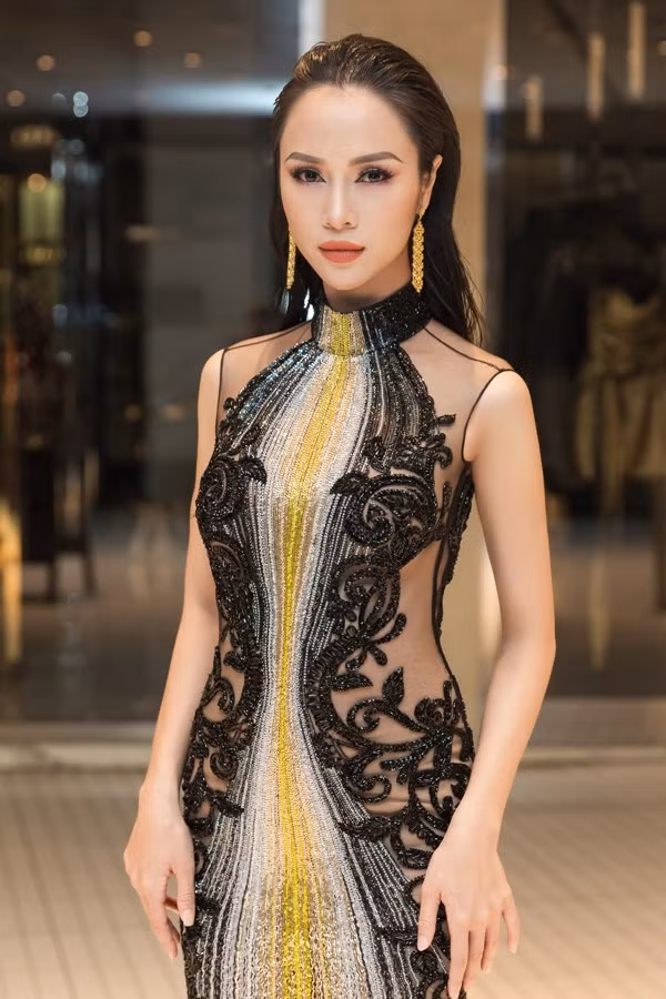 Cũng dễ hiểu khi đây là lần thứ 2 Ngọc Anh được vinh hạnh mời tham dự liên hoan phim lớn nhất hành tinh Canes tại Pháp. Vì không phải lần đầu nên Vũ Ngọc Anh có sự chuẩn bị chu đáo không chỉ trang phục, phụ kiện, làn da mà còn về kiến thức, thần thái.