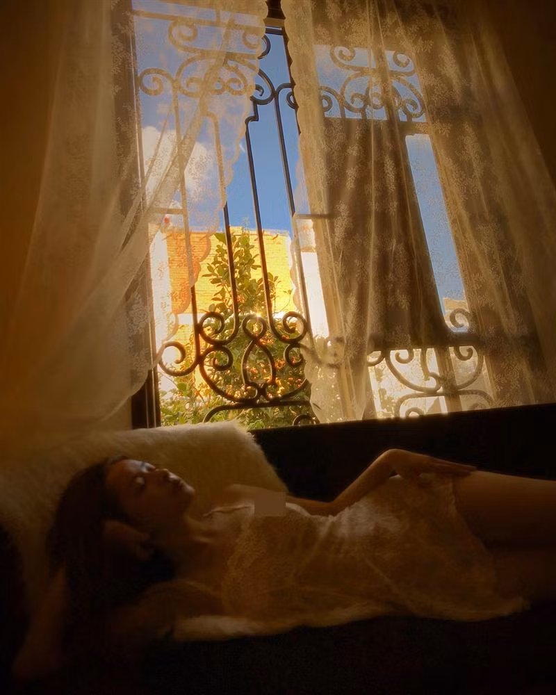 Chi Pu đang dần rũ bỏ vỏ bọc hot girl xì tin, ngây thơ, trong sáng để xây dựng hình ảnh nổi loạn. Đầu tháng 9 vừa qua, cô nàng còn khiến fan được phen ngỡ ngàng khi đăng ảnh mặc váy ren không nội y trên trang cá nhân.