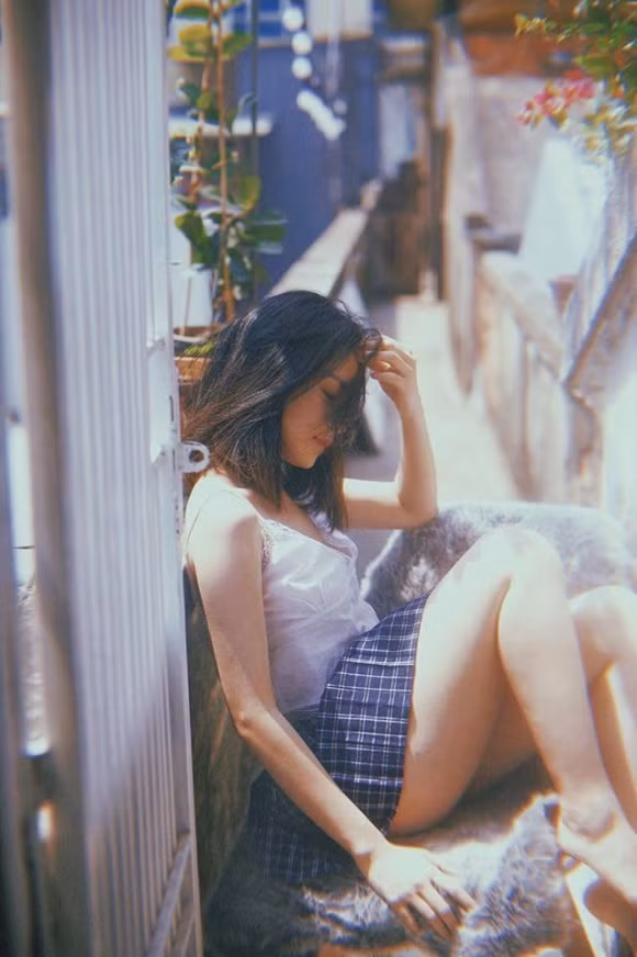 Trang phục gợi cảm cùng phong cách tạo dáng táo bạo của giọng ca "Mời anh vào team em" khiến nhiều khán giả của cô nàng liên tưởng đến "gái hư" của làng giải trí xứ kim chi Sulli.