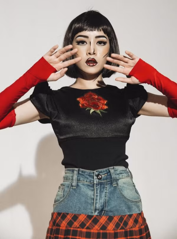 Hay một cô nàng "ma quái" và hoang dại trong “Đóa hoa hồng”... Tất cả những phong cách có đều được cựu hot girl Hà thành thay đổi từ từ để khán giả không bị "sốc hình ảnh" quá sớm.