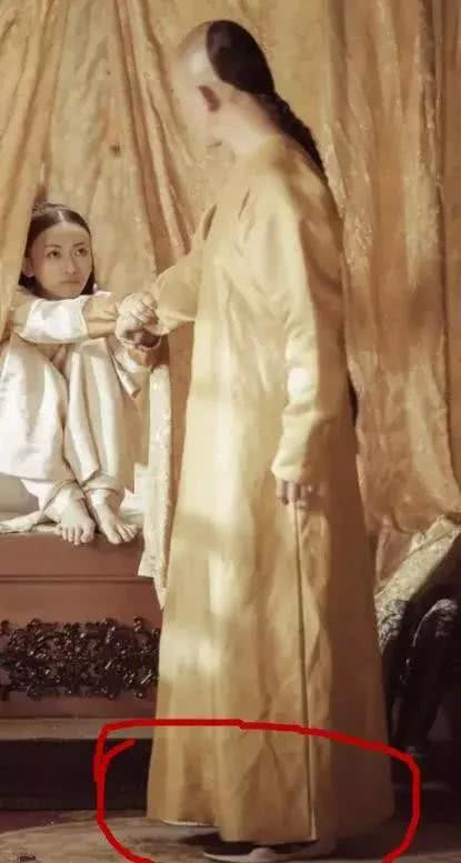 Mải xem cảnh tình cảm của vua Càn Long với Ngụy Anh Lạc (Ngô Cẩn Ngôn) nhưng khán giả vẫn bị mất tập trung bởi chi tiết hoàng đế triều Thanh để lộ ra đôi giày thể thao đang đi thay vì loại ủng vải ngày xưa.