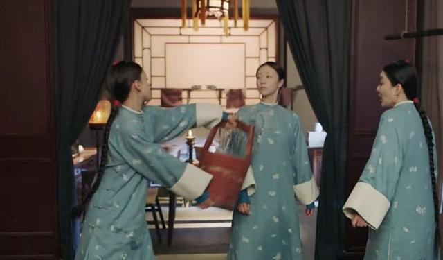 Trong bộ phim cổ trang "Diên Hi công lược", còn có tình tiết Ngụy Anh Lạc tức giận hắt thùng nước vào người một cung nữ.