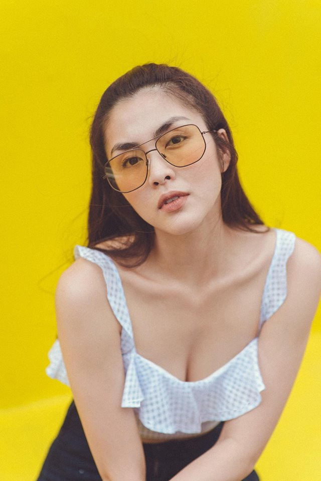 Trên trang cá nhân, người hâm mộ thấy một Tăng Thanh Hà ngày càng gợi cảm với những shoot hình khoe vai trần nuột nà, vòng một hút mắt...