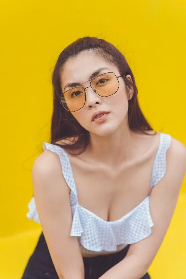 Trên trang cá nhân, người hâm mộ thấy một Tăng Thanh Hà ngày càng gợi cảm với những shoot hình khoe vai trần nuột nà, vòng một hút mắt...