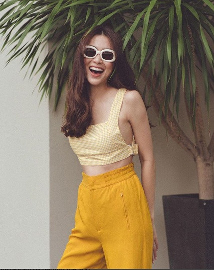 Áo hai dây kết hợp với quần jeans, áo crop top cùng quần cạp cao... trong trang phục nào người đẹp sinh năm 1986 cũng biết cách khoe triệt để eo thon, dáng siêu chuẩn.