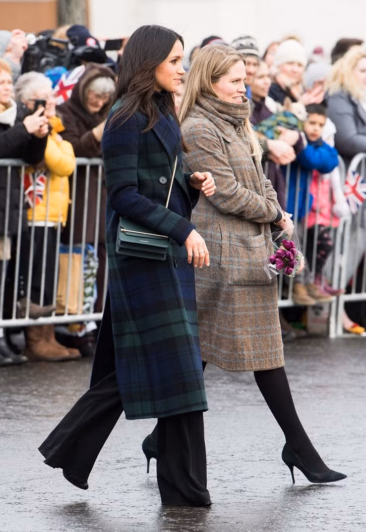 Xuất hiện tại đường phố Scotland. Markle chọn một chiếc áo khoác từ thương hiệu Burberry kết hợp với quần dáng xuông, mang lại một vẻ đẹp sang trọng vô cùng hút mắt.