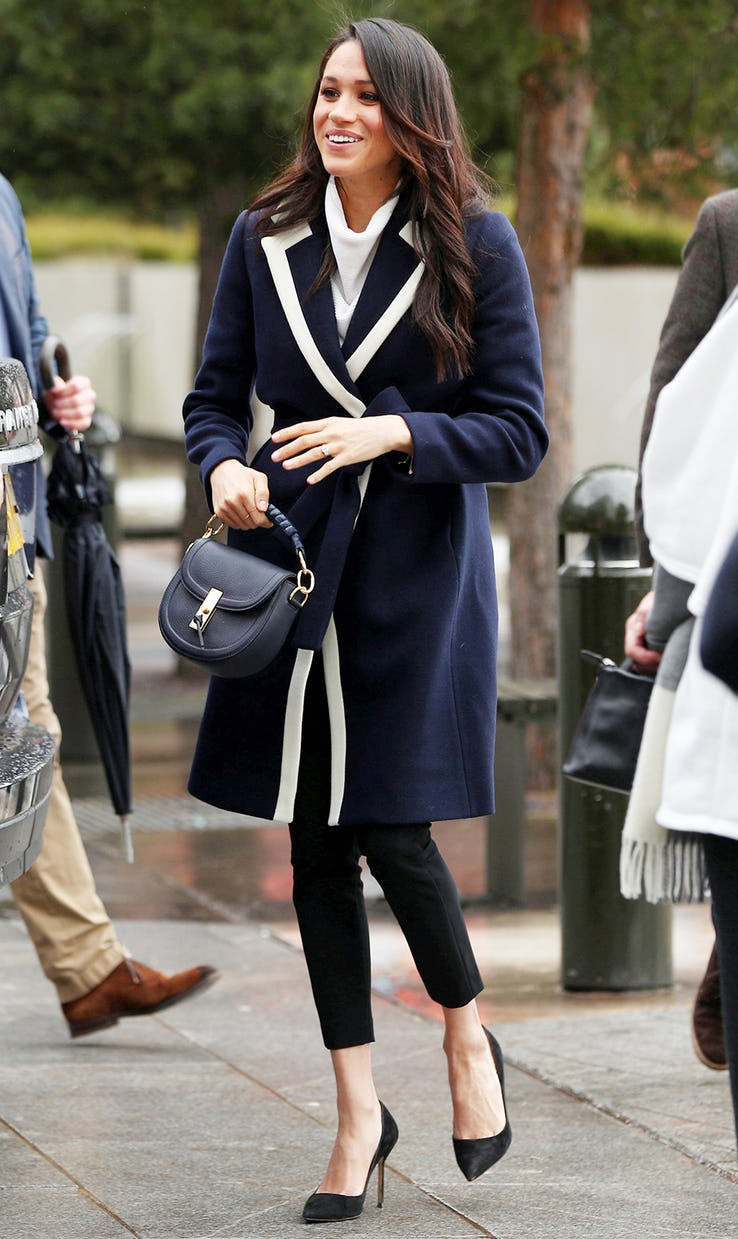 Chỉ với một chiếc áo khoác xanh navy pha trắng, Markle vẫn toát lên vẻ sang trọng của một nàng dâu hoàng gia tương lai.