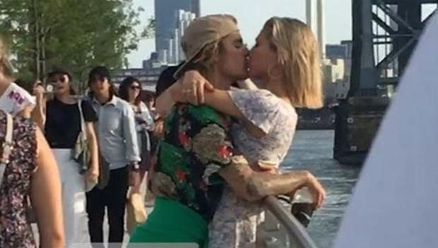 Justin công khai tình cảm với Hailey. Ảnh: Dailymail