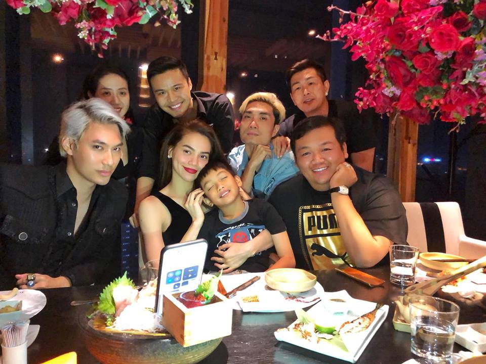 Những chia sẻ của Hồ Ngọc Hà khiến nhiều người đặt nghi vấn: "Nữ hoàng giải trí" đang muốn buông bỏ hay có ẩn ý gì với bạn trai Kim Lý? Bởi thời gian gần đây, đặc biệt là trong bữa tiệc sinh nhật muộn của Hà Hồ ngày 29/11 vừa qua, Kim Lý lại vắng mặt một cách kỳ lạ.