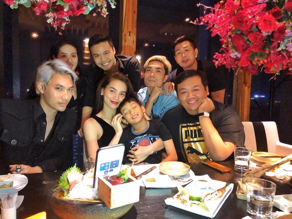 Những chia sẻ của Hồ Ngọc Hà khiến nhiều người đặt nghi vấn: "Nữ hoàng giải trí" đang muốn buông bỏ hay có ẩn ý gì với bạn trai Kim Lý? Bởi thời gian gần đây, đặc biệt là trong bữa tiệc sinh nhật muộn của Hà Hồ ngày 29/11 vừa qua, Kim Lý lại vắng mặt một cách kỳ lạ.