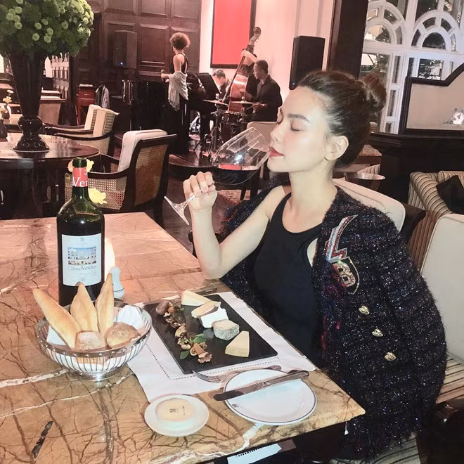 Tuy nhiên, động thái mới đây của Hà Hồ cùng sự vắng mặt kỳ lạ của Kim Lý có phải lại là một thử thách trong tình yêu?