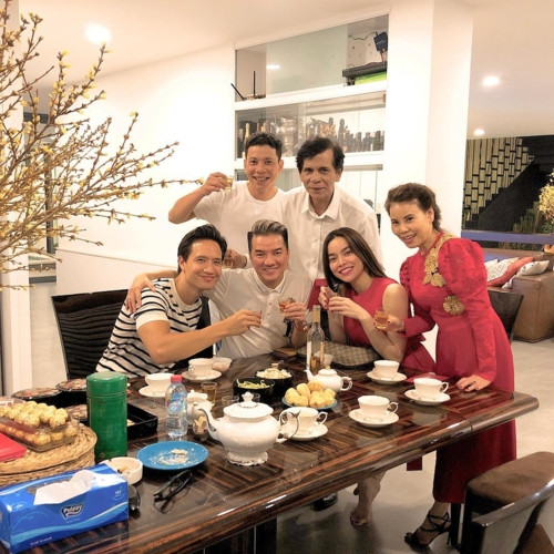 Mặc búa rìu dư luận, cả hai thường xuyên xuất hiện cùng nhau, trao những lời nói và cử chỉ ngọt ngào, thậm chí còn rất thân thiết với gia đình hai bên.