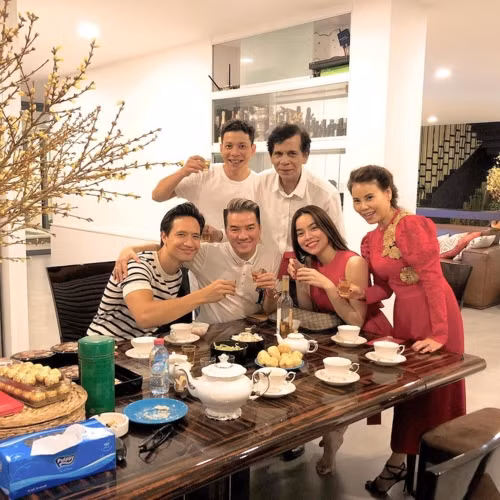 Mặc búa rìu dư luận, cả hai thường xuyên xuất hiện cùng nhau, trao những lời nói và cử chỉ ngọt ngào, thậm chí còn rất thân thiết với gia đình hai bên.