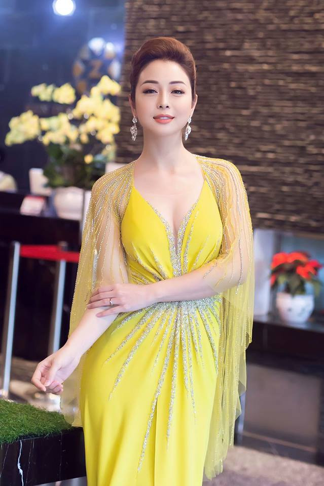 Ngắm nhìn những hình ảnh mới của Jennifer Phạm, các fan không ngớt dành tặng cho cô những lời khen có cánh: "Xinh đẹp và thần thái quá!", "Chị đẹp như một nữ thần"...