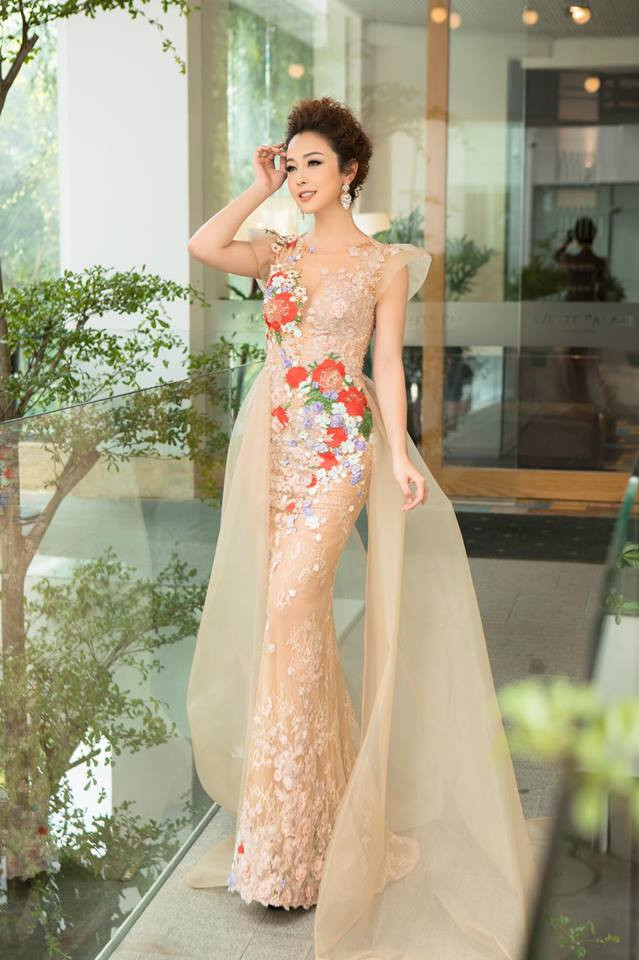 Sau hôn nhân đổ vỡ với ca sĩ Quang Dũng, người đẹp 8X đã tìm được tổ ấm hạnh phúc. Có lẽ nhờ thế mà Jennifer Phạm ngày càng trẻ đẹp và thành công trong công việc.