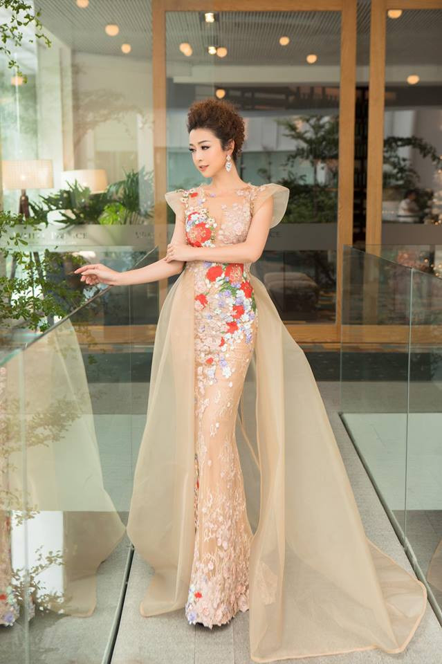 Dù bận rộn nhưng vợ chồng Jennifer Phạm vẫn dành thời gian chăm sóc Bảo Nam - con riêng của hoa hậu và hai con chung của hai người.