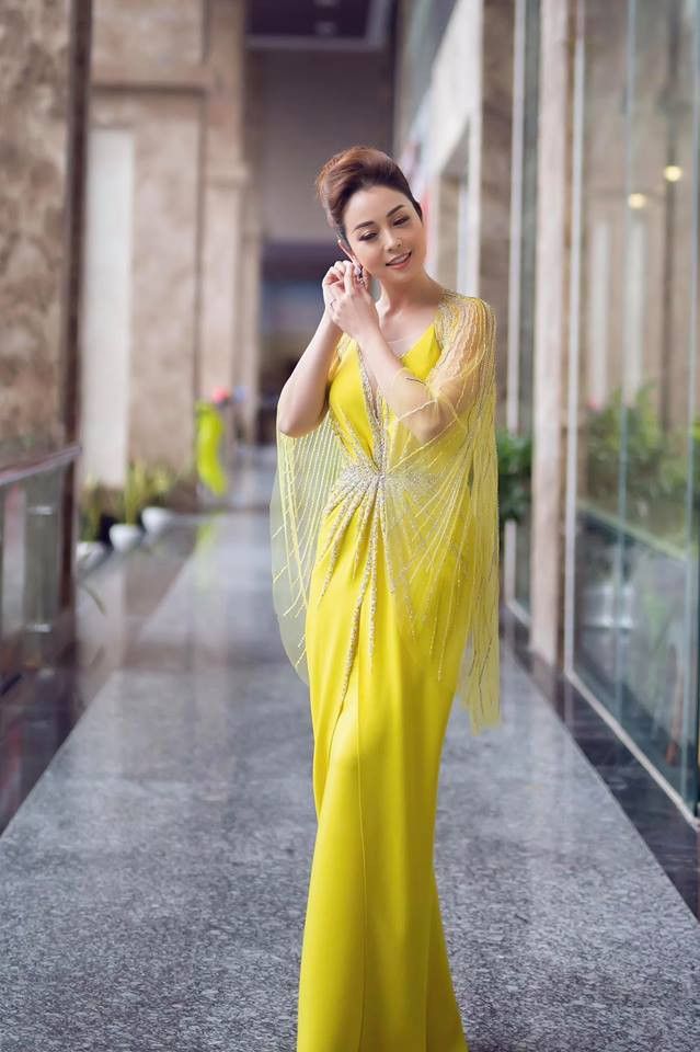 Đăng tải loạt ảnh mới nhất của mình lên trang cá nhân, Jennifer Phạm viết: "Ngày hôm qua chỉ là cảnh mộng, và ngày mai chỉ là một giấc mơ. Nhưng ngày hôm nay sống tốt sẽ khiến mỗi ngày qua là giấc mơ hạnh phúc, và mỗi ngày mai là giấc mơ hy vọng".