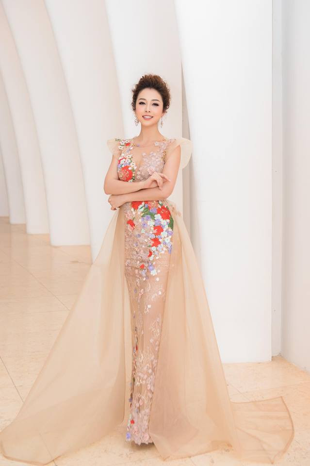 Dù đã trải qua 3 lần sinh nở song người đẹp 34 tuổi này vẫn giữ được nét trẻ trung, thon gọn và quyến rũ như thời con gái.