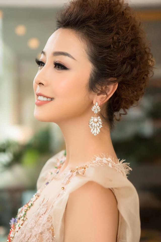 Mái tóc bới "hot trend" cùng trang phục màu nude ôm sát cơ thể càng làm tôn lên vẻ kiêu sa như nữ thần của nàng hoa hậu.