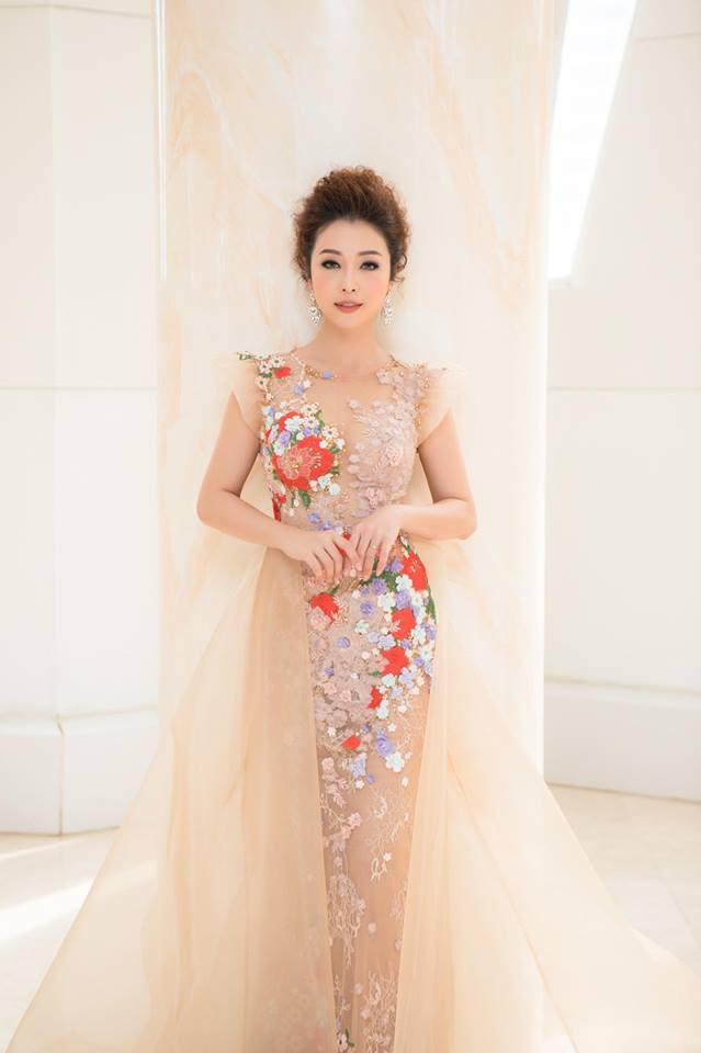 Thời gian gần đây, Hoa hậu châu Á tại Mỹ tất bật chạy show và tham gia các sự kiện.