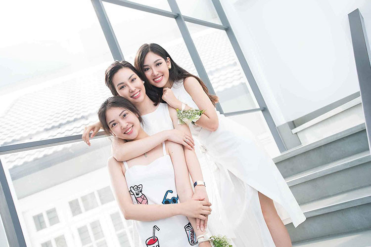 Không chỉ sở hữu vẻ đẹp nổi bật, cô còn gây ấn tượng bằng gia thế “con nhà nòi”. Người đẹp sinh năm 2000 này là cô em út của siêu mẫu Thuỳ Linh và Á khôi Phương Linh.