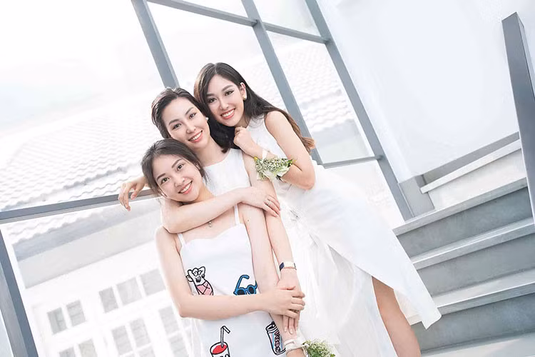 Không chỉ sở hữu vẻ đẹp nổi bật, cô còn gây ấn tượng bằng gia thế “con nhà nòi”. Người đẹp sinh năm 2000 này là cô em út của siêu mẫu Thuỳ Linh và Á khôi Phương Linh.