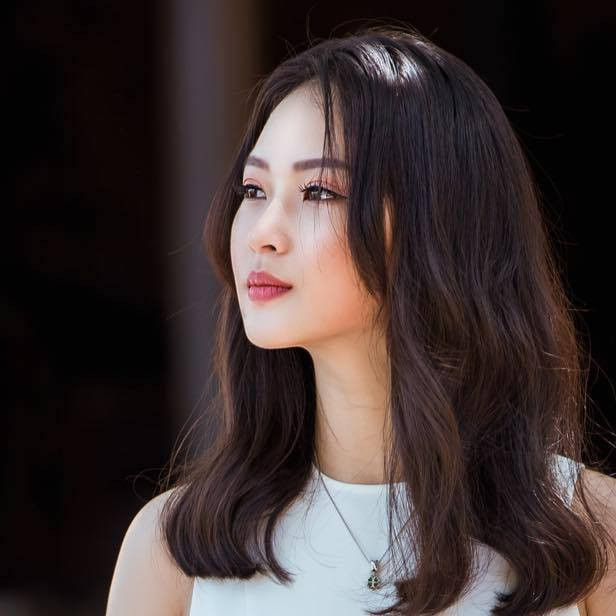 Theo đó, một số ý kiến cho rằng Khánh Linh có màn catwalk vung vẩy, thiếu tiết chế...